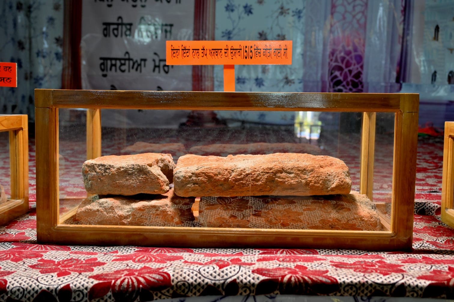 1515 ਵਿੱਚ ਤਪ ਅਸਥਾਨ ਦੀ ਉਸਾਰੀ ਲਈ ਵਰਤੀਆਂ ਇੱਟਾਂ